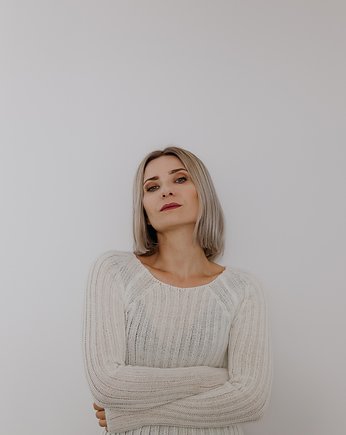 DOPASOWANY SWETER W PRĄŻEK, kremowy, BIENKOVSKA