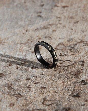 Obrączka z pirytami, Monopolka