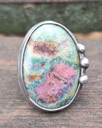 Rubin w fuksycie - pierścionek regulowany, po drugiej stronie lustra