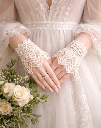 Mankiety koronkowe kremowe z koraliczkami lace cuffs, Księżycowa ćma