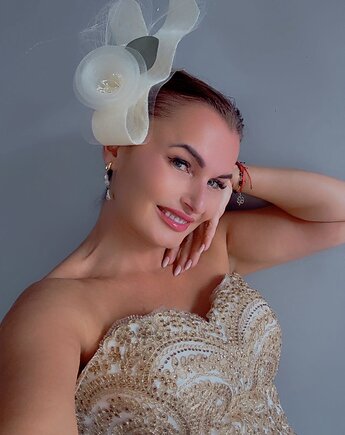Fascynator ślubny boho ELZABE ECRU lub biały, MONIKA SAXTON LUXURIOUS MILLINERY