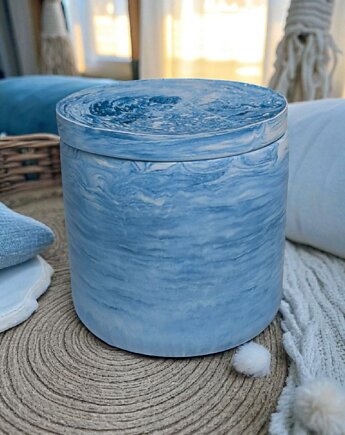 Świeca sojowa w niebieskim naczyniu gipsowym NORDIC CALM sól morska i orchidea, Oyka Candle