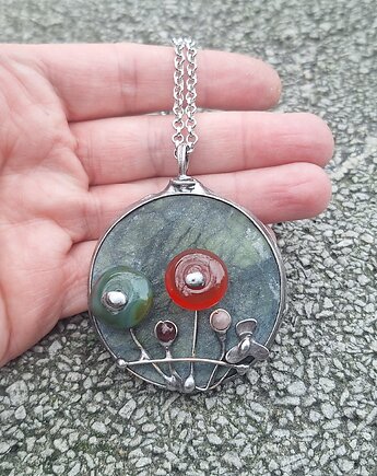 Ogród - wisiorek, po drugiej stronie lustra