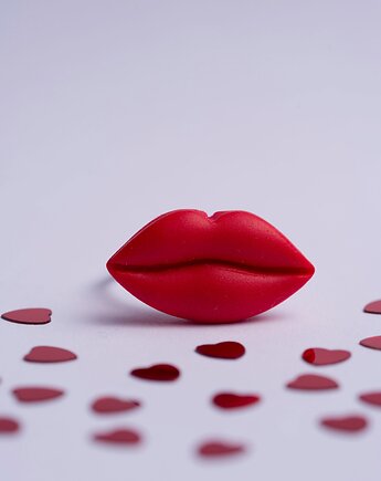 Pierścionek USTA czerwony, Dwie Gliny