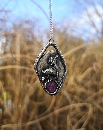 Srebrny naszyjnik z rubinem i jeleniem, Dziki Królik