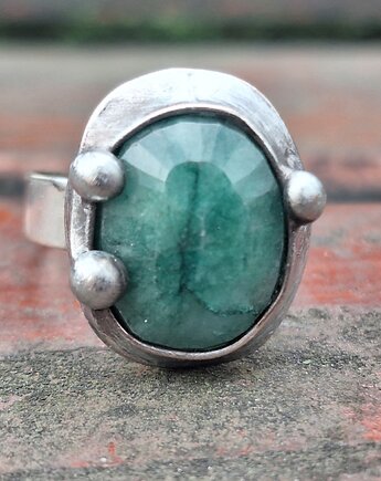 Szmaragd - pierścionek regulowany, po drugiej stronie lustra