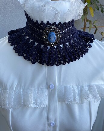 Wiktoriańska koronkowa granatowa kolia z Kameą, Księżycowa ćma