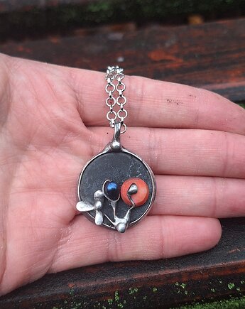 Perła i koral - wisiorek, po drugiej stronie lustra