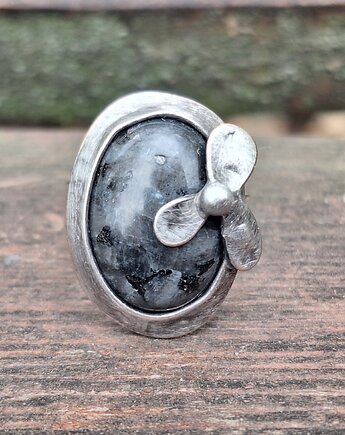 Larvikit - pierścionek regulowany, po drugiej stronie lustra