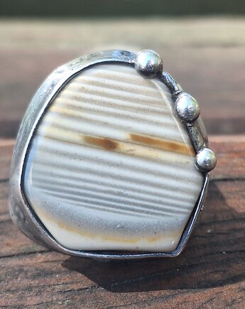 Krzemień pasiasty - pierścionek regulowany, po drugiej stronie lustra