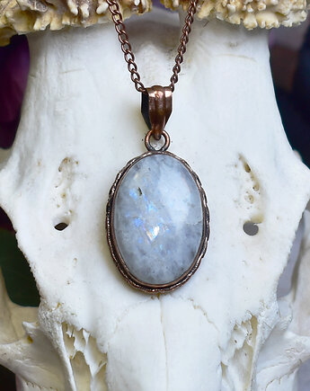 Miedziany wisiorek z kamieniem księżycowym w prostej ozdobnej oprawie, Spirit Of Copper