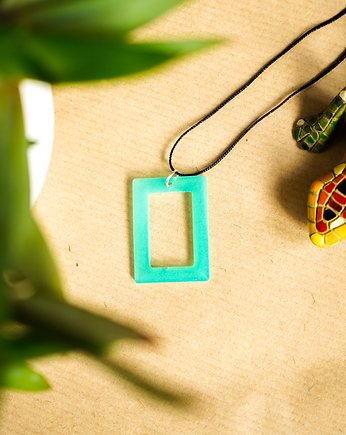 Turkusowy wisiorek okienko świecący w ciemności i UV handmade 2,5x3,5 cm, Akrylove art