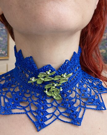 Chabrowy kobaltowy naszyjnik w stylu Monet lilie wodne, Księżycowa ćma