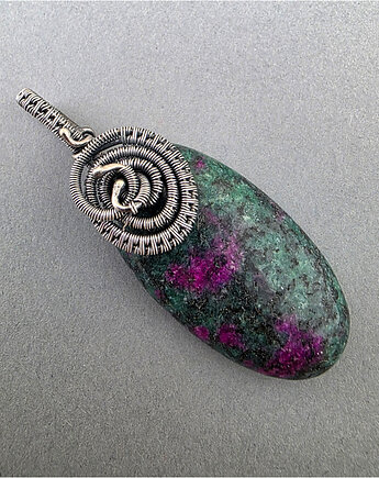 Amira - zoisyt rubinowy w oksydowanym srebrze, wire-wrapping, Anna Mroczek