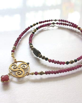 Talizman ochronny  z triskelionem - rubin,spinel, granat, turmalin, KEIT