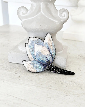 Broszka KWIAT 10 ręcznie haftowana przypinka z koralikami magnolia, HAART