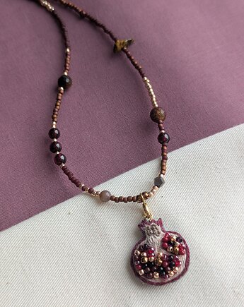 Naszyjnik z ręcznie haftowanym granatem i kamieniami / na zamówienie, Papaya
