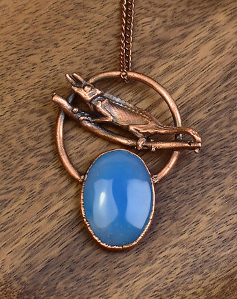 Miedziany wisiorek z niebieskim chalcedonem i kameleonem, Metal Earth Jewelry
