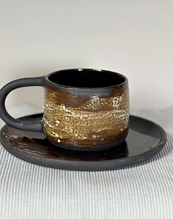 Kubek brązowy z talerzykiem, Pracownia wspólna