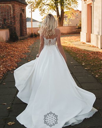 Satynowa suknia ślubna z trenem / BLANKA, Lucky Dress Atelier