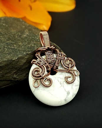 Wisiorek z howlitem  wire wrapping, Blue Pearl Art