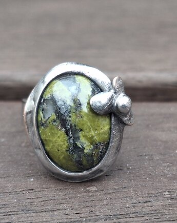 Kwiatek na trawniku - pierścionek regulowany, po drugiej stronie lustra