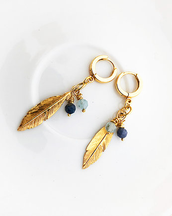 Złote kolczyki z piórami i kamieniami