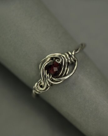 Pierścionek regulowany granat wire wrapping, Agata Rozanska