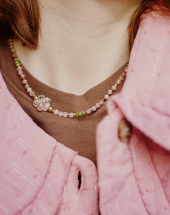 Marletka, naszyjnik z kwarcem truskawkowym i kwiatem, Okruszek Biżuteria