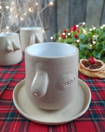 Kubek z biustem po mastektomii z talerzykiem. Rękodzieło  Body positive, Ceramika Wydry