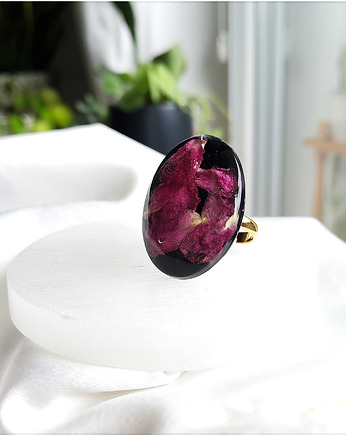 Pierścionek z zatopionymi płatkami jasnych róż, Figa handmade accessories