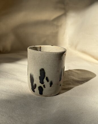 Czarka beżowa w złote ciapki - 100 ml, szkliwiona.art