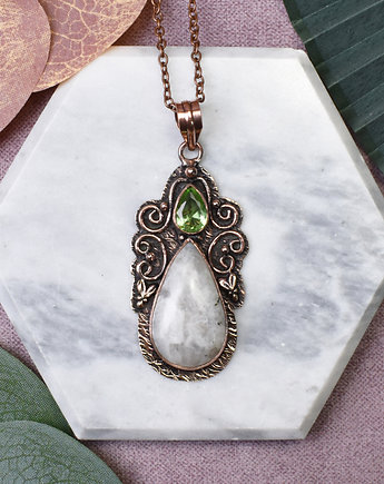 Miedziany ozdobny wisiorek z kamieniem księżycowym i peridotem #437, Spirit Of Copper