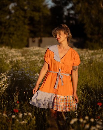 Pomarańczowa sukienka z upcyclingu, Spoiwo Brand
