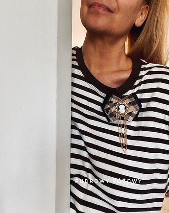 Brosza Kamea Styl Glamour Dama Kameliowa z łańcuszkami, Pudrowy Różowy
