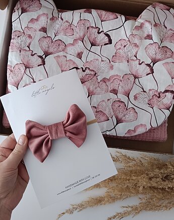 Gotowy zestaw prezentowy kocyk 75x60cm + poduszka +kokardka, Little Angels