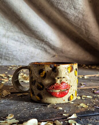 Kubek twarz, kubek rzeźbiona twarz, kubek w panterkę, usta murzyńskie, Fiona Ceramics