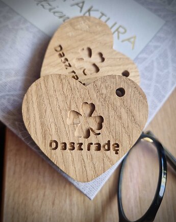 Brelok serce z drewna, na szczęście dasz radę, Drewniane dodatki