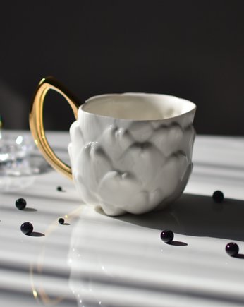 Filiżanka Biała porcelanowa Karczoch ze złotym uchwytem, coco ceramics