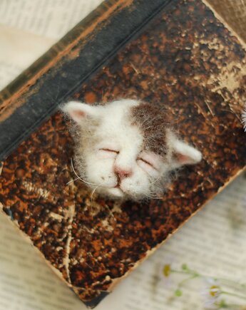 Biały Śpiący Kot - Broszka, BoboLobo Handicraft