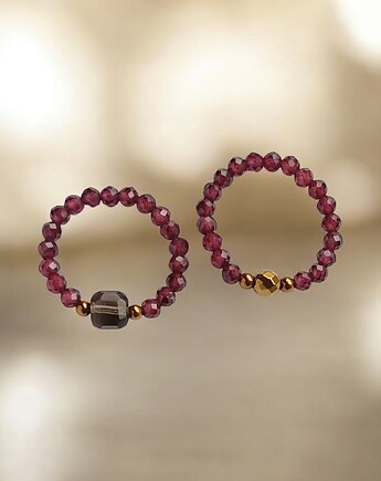 Zestaw pierścionków : granat, kwarc dymny, złoty hematyt, kaktusia