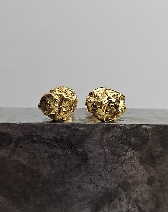 Nieregularne małe delikatne pozłacane kolczyki sztyfty