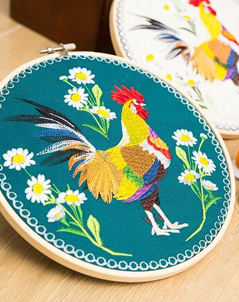 Kogut w stokrotkach - zielone tło, haft w tamborku 20 cm, Plasun