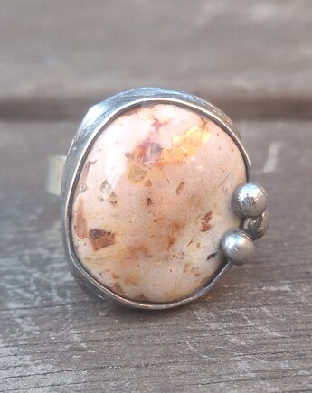 Zazwyczaj  nie - pierścionek regulowany, po drugiej stronie lustra