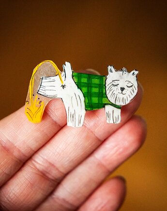 Przypinka z sikającym psem Januszem, Pintura