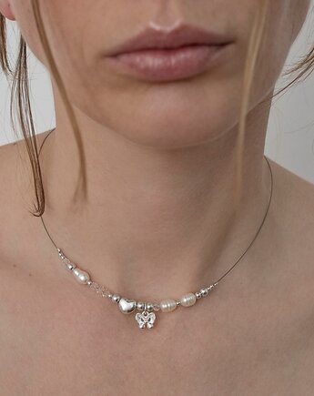 Minimalistyczny choker z perłami i motylkiem, Nebula7