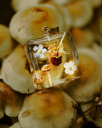 Naszyjnik z żywicy z niezapominajkami, poziomką i grzybkami, kwiaty biżuteria