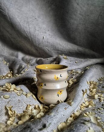 Kubeczek wiosenny, czarka retro w małe kwiaty, kolorowa czarka kwiecista, Fiona Ceramics