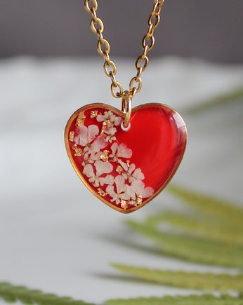 Czerwone serce serduszko biżuteria z kwiatami złoty wisiorek, zkwiatem