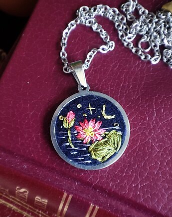 Haftowany wisiorek z lotosem